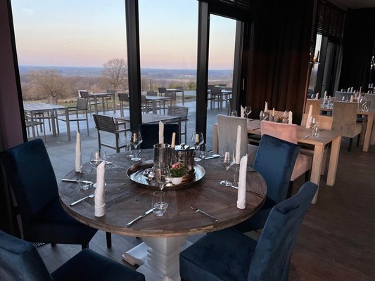 Panorama_Hotel_Tische_innen.jpg