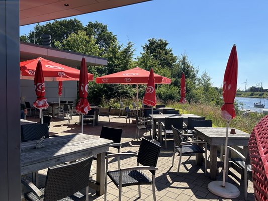 Kanal-Imbiss_außen_Terrasse_01.jpg