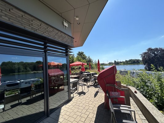 Kanal-Imbiss_außen_Terrasse_04.jpg